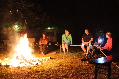 Abendliche Zusammenkunft beim Lagerfeuer 